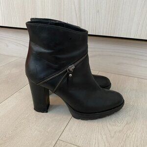 Apostrophe High heeled booties